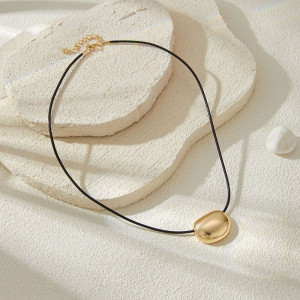 Чокер на черном шнурке с золотистой овальной подвеской CJG70383