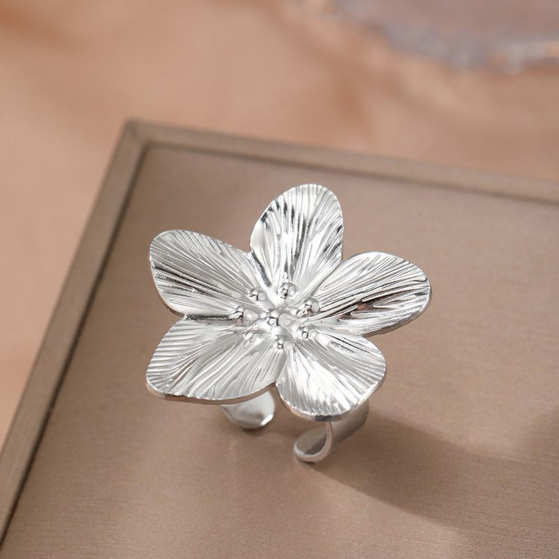 Крупное кольцо в форме пятилепесткового цветка CJM03873 Крупное кольцо в форме пятилепесткового цветка CJM03873