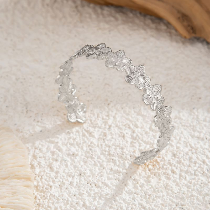 Браслет жесткий кафф с декоративными элементами в виде ракушек CJN79277