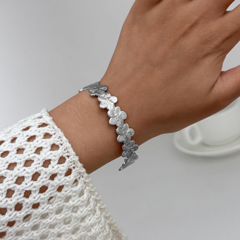 Браслет жесткий кафф с декоративными элементами в виде ракушек CJN79277