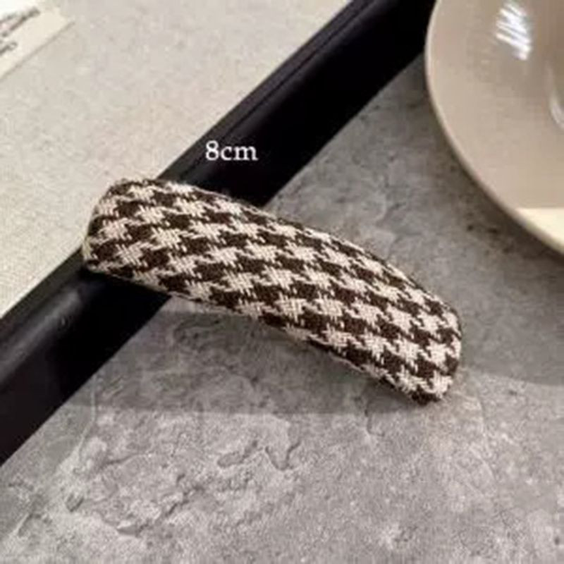 Заколка изогнутая из кожи кофейная CJT18155