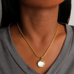 Золотистая тонкая цепочка с круглым перламутровым кулоном CJP52774