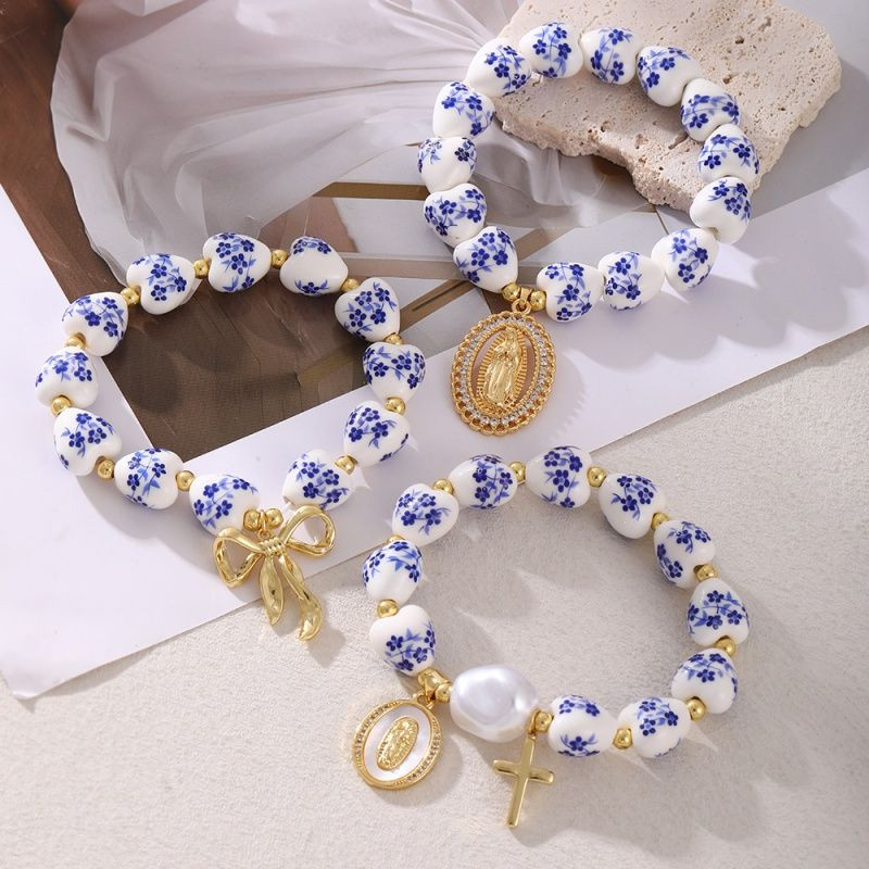 Браслет из узорчатых бусин с крупным жемчугом и бантом CJP64044