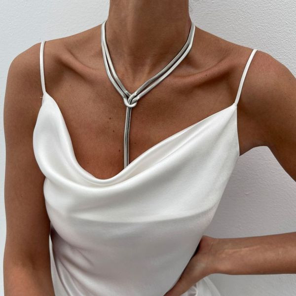 Массивное колье-галстук в стиле плетения из широких цепей CJL50389