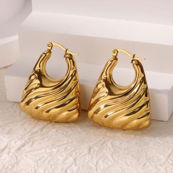 Серьги-пусеты разомкнутые «Дутые треугольники» CJL47138 Серьги-пусеты разомкнутые «Дутые треугольники» CJL47138