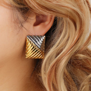 Серьги-пусеты Квадраты с 3D-рельефом CJQ29246