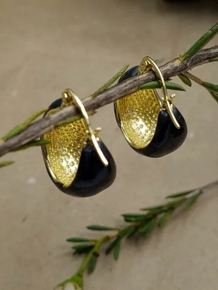 Минималистичные серьги-пусеты с черно-золотыми сферами J10067CJJ