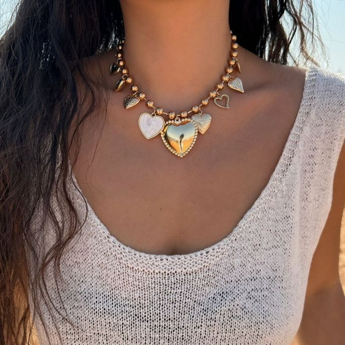 Массивная золотистая цепь с подвесками-сердцами CJM34272