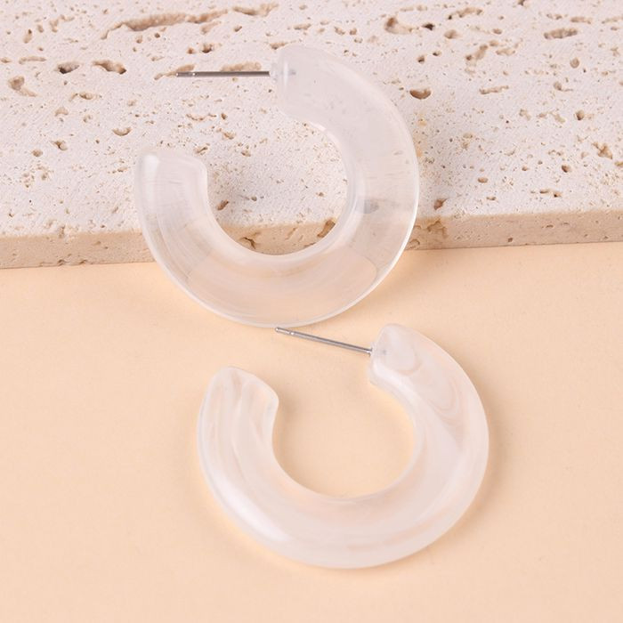 Стильные акриловые серьги-кольца изогнутой формы CJM81766