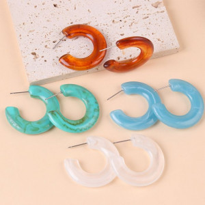 Стильные акриловые серьги-кольца изогнутой формы CJM81766