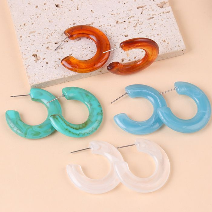 Стильные акриловые серьги-кольца изогнутой формы CJM81766