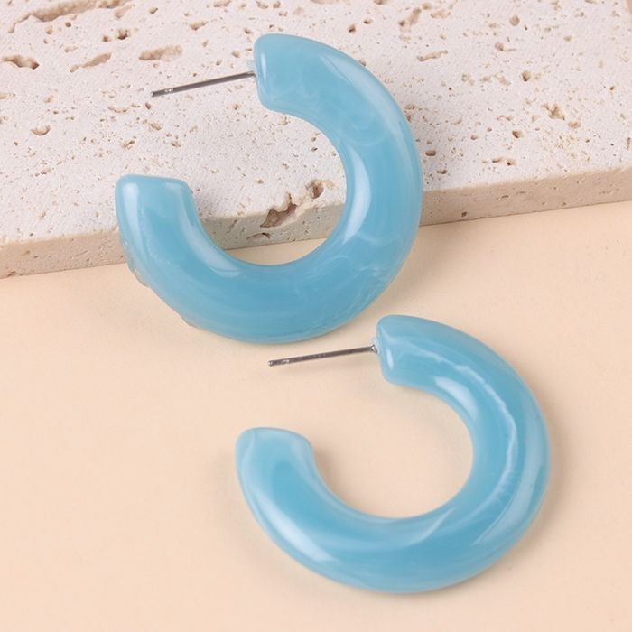 Стильные акриловые серьги-кольца изогнутой формы CJM81766