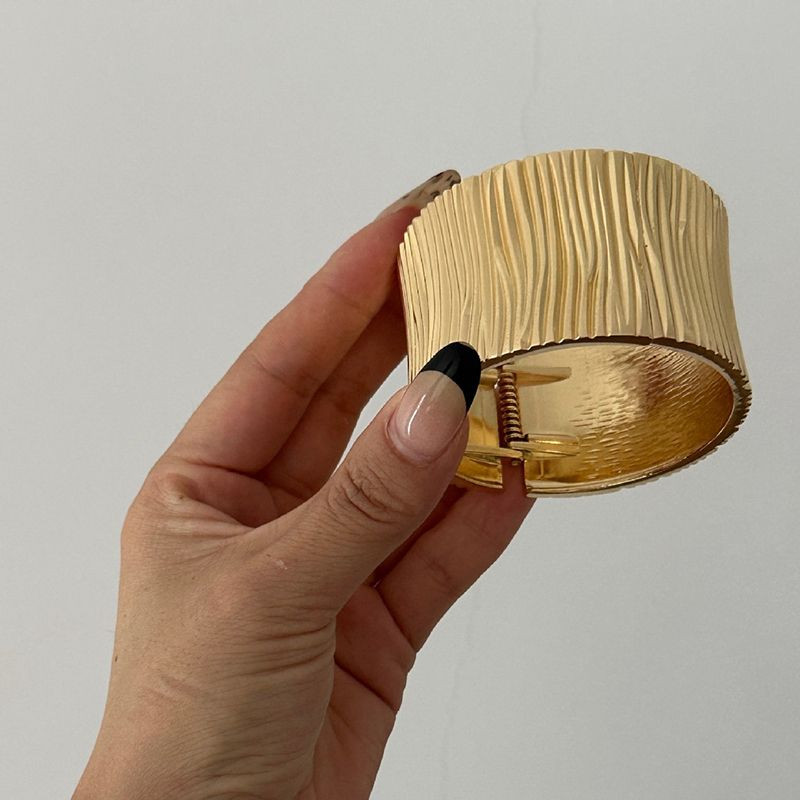 Браслет жесткий кафф с глубокой чеканной фактурой CJT25602 Браслет жесткий кафф с глубокой чеканной фактурой CJT25602