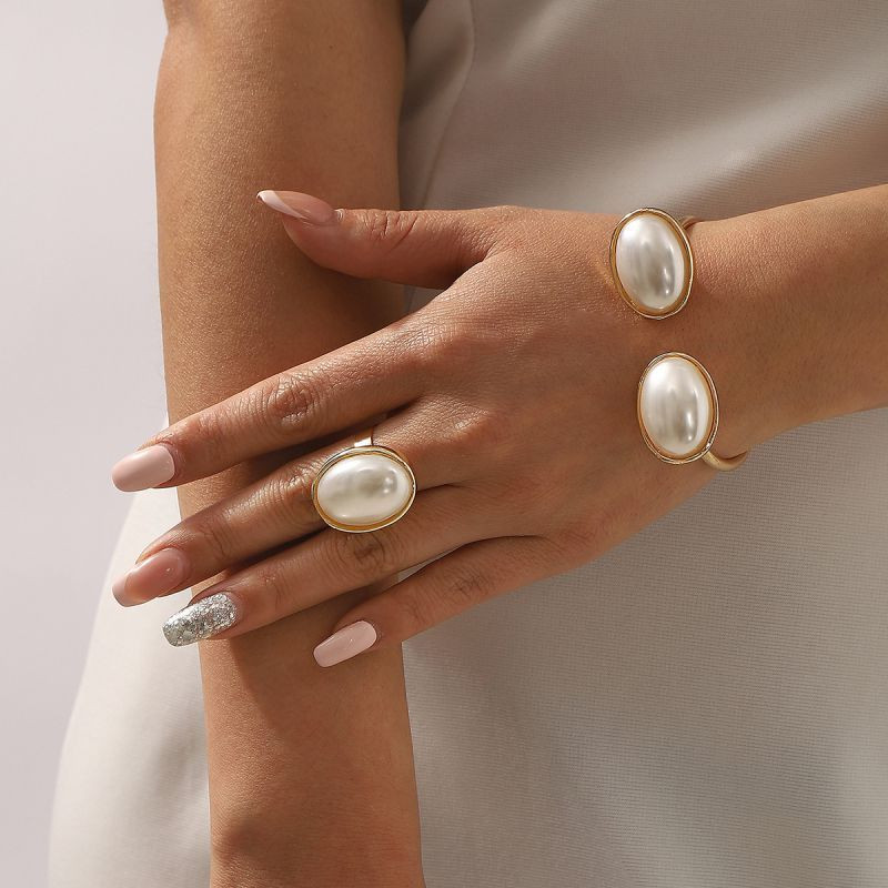 Браслет жесткий разомкнутый с крупными жемчужными вставками CJM07390