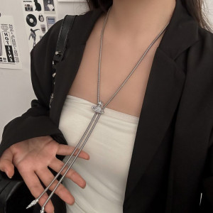 Колье-галстук из длинных серебристых цепей с бантом CJL19584 Колье-галстук из длинных серебристых цепей с бантом CJL19584