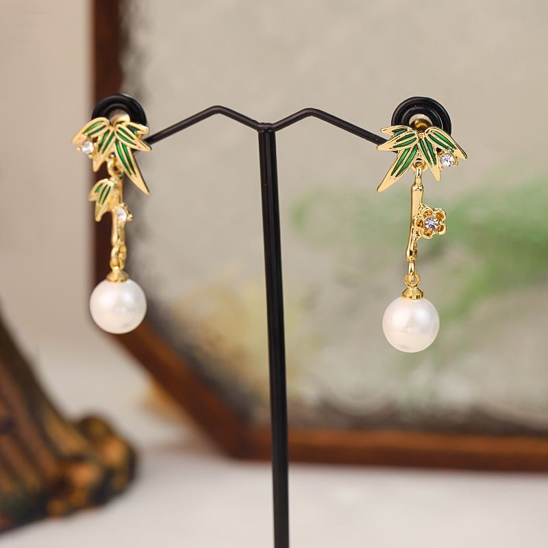 Длинные серьги пусеты с эмалевыми листьями и жемчугом CJH50846