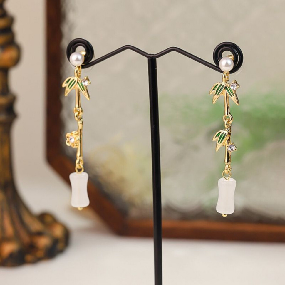 Длинные серьги пусеты с эмалевыми листьями и жемчугом CJH50846