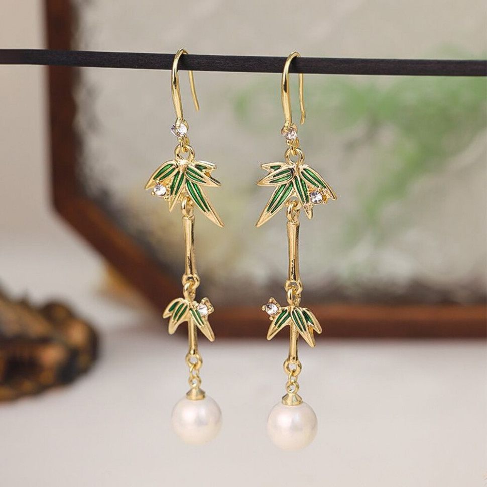 Длинные серьги пусеты с эмалевыми листьями и жемчугом CJH50846