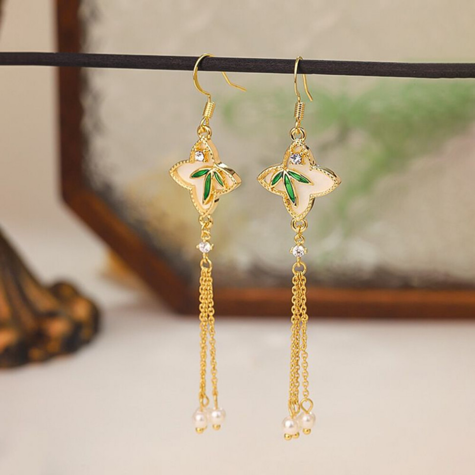 Длинные серьги пусеты с эмалевыми листьями и жемчугом CJH50846