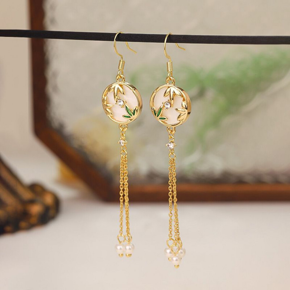 Длинные серьги пусеты с эмалевыми листьями и жемчугом CJH50846