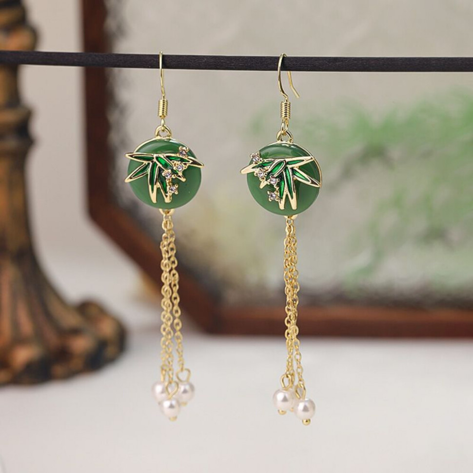 Длинные серьги пусеты с эмалевыми листьями и жемчугом CJH50846