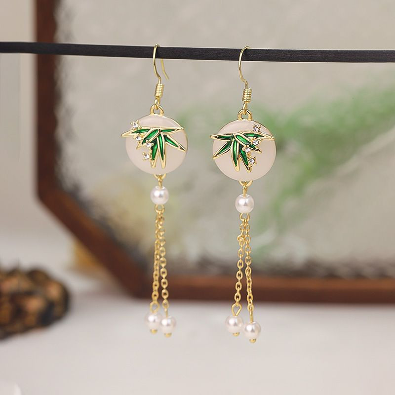 Длинные серьги пусеты с эмалевыми листьями и жемчугом CJH50846