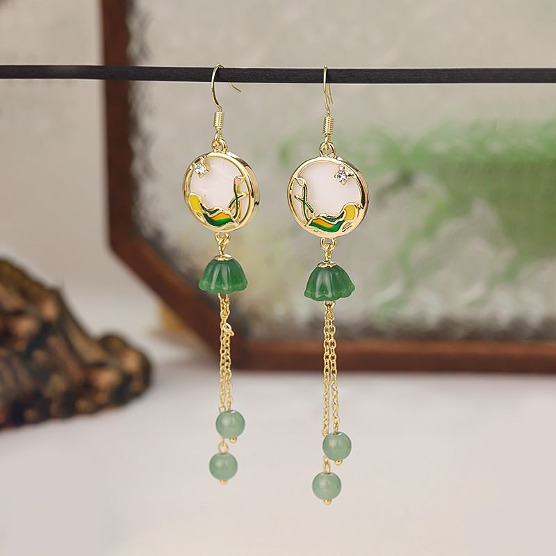 Длинные серьги пусеты с эмалевыми листьями и жемчугом CJH50846