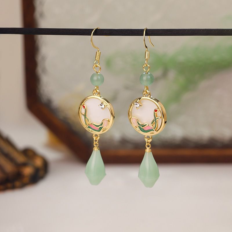 Длинные серьги пусеты с эмалевыми листьями и жемчугом CJH50846