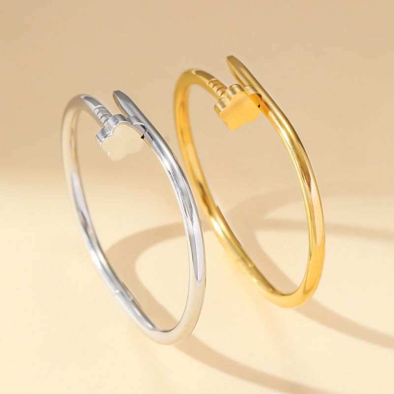 Браслет жесткий разомкнутый с наконечником-клевером в форме гвоздя CJJ06049