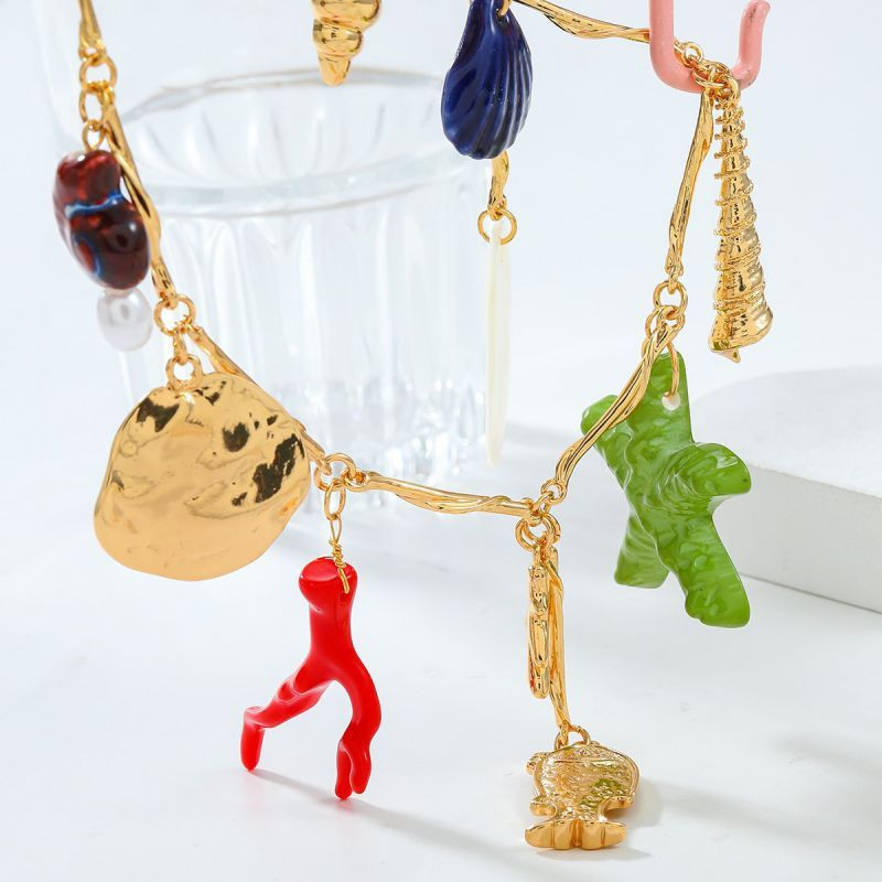 Тонкая золотистая цепочка с морскими подвесками и цветными камнями CJP52304