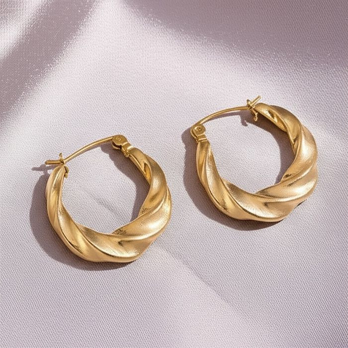 Широкие витые серьги-кольца конго с матовым золочением J10297CJJ