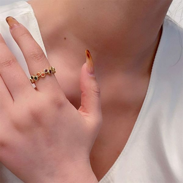 Тонкое кольцо с мелкими разноцветными кристаллами по окружности CJL47467