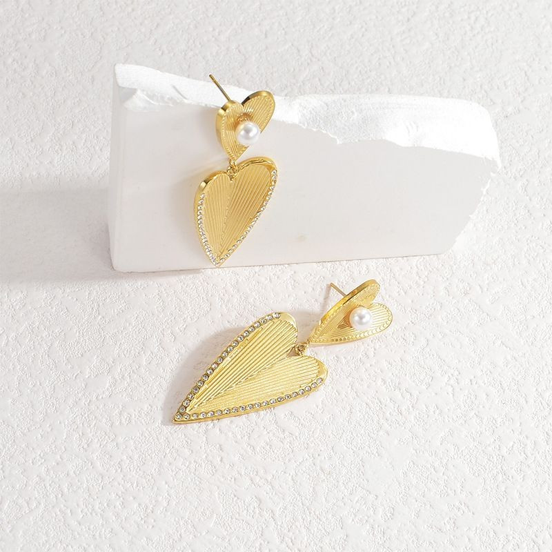 Длинные серьги-сердца с жемчугом CJG60074