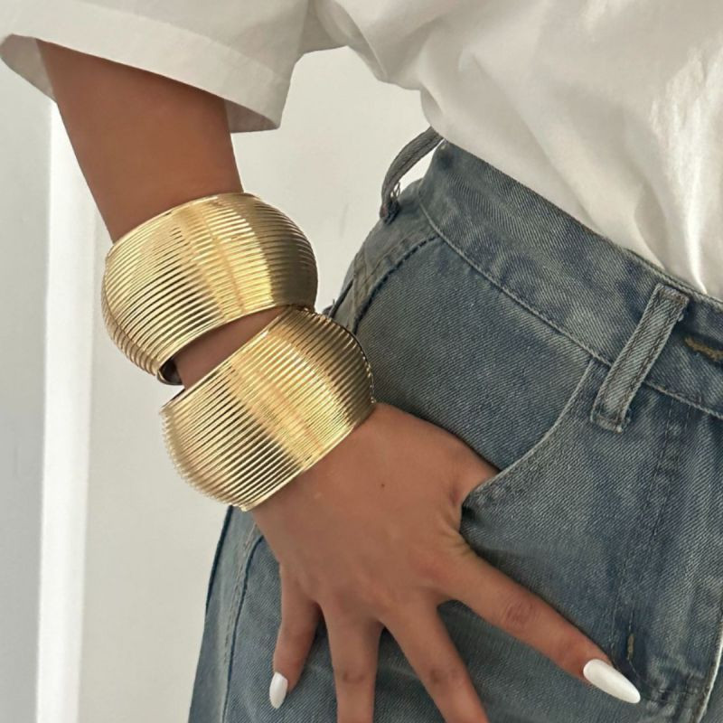 Жесткий браслет CJT25604