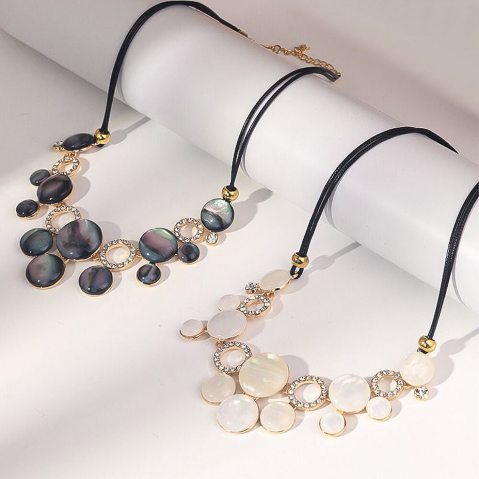 Оригинальное колье-галстук с перламутровыми вставками CJH33670