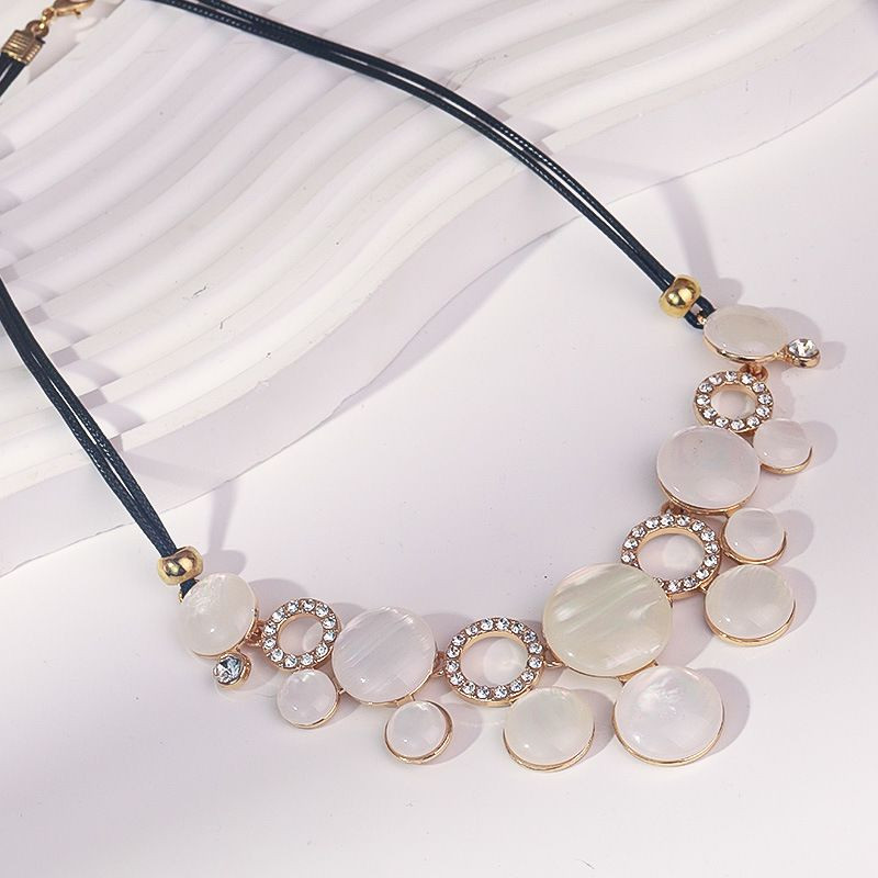 Оригинальное колье-галстук с перламутровыми вставками CJH33670