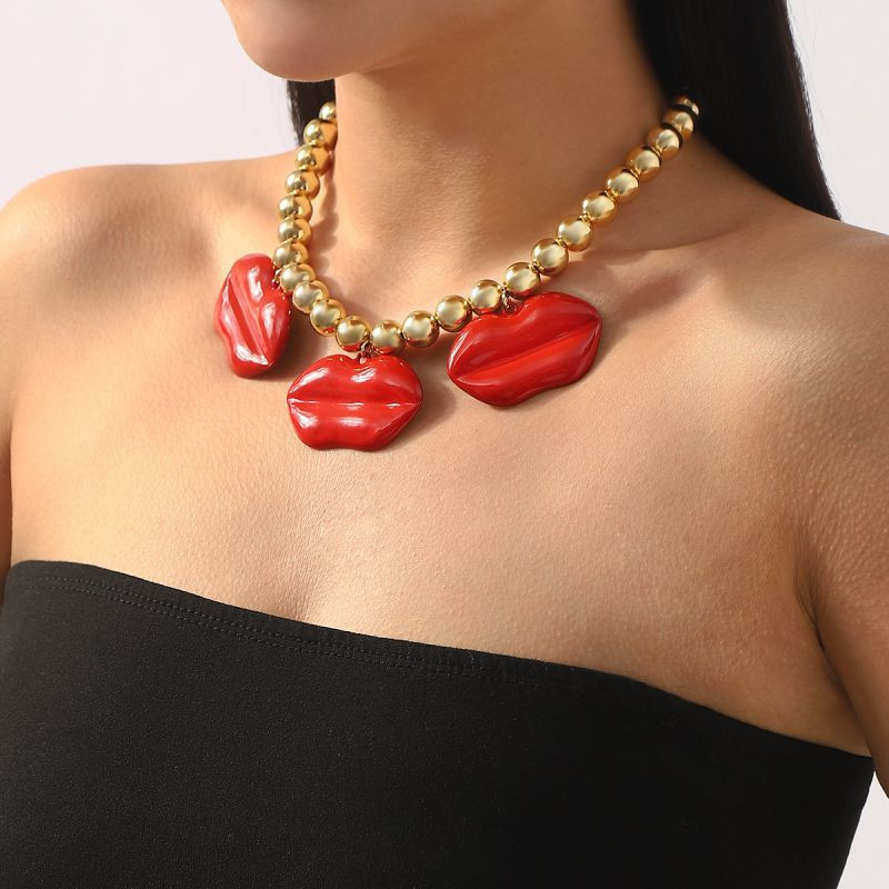 Массивное колье из крупных золотистых звеньев с подвесками в виде губ CJN35055