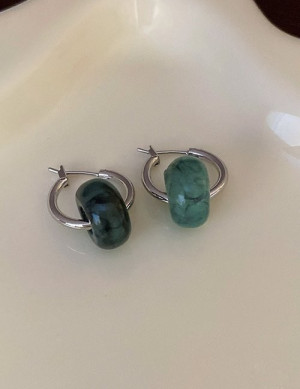 Маленькие серьги-кольца с подвесками из терракотовых камней Z61736