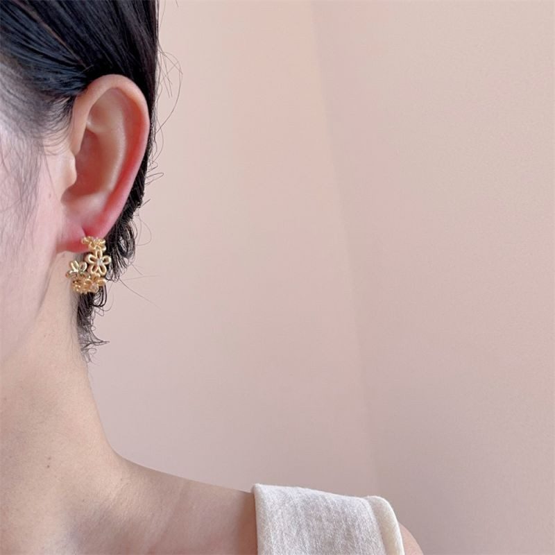 Золотистые серьги-кольца с декоративным узлом и стразами CJP41108 Золотистые серьги-кольца с декоративным узлом и стразами CJP41108