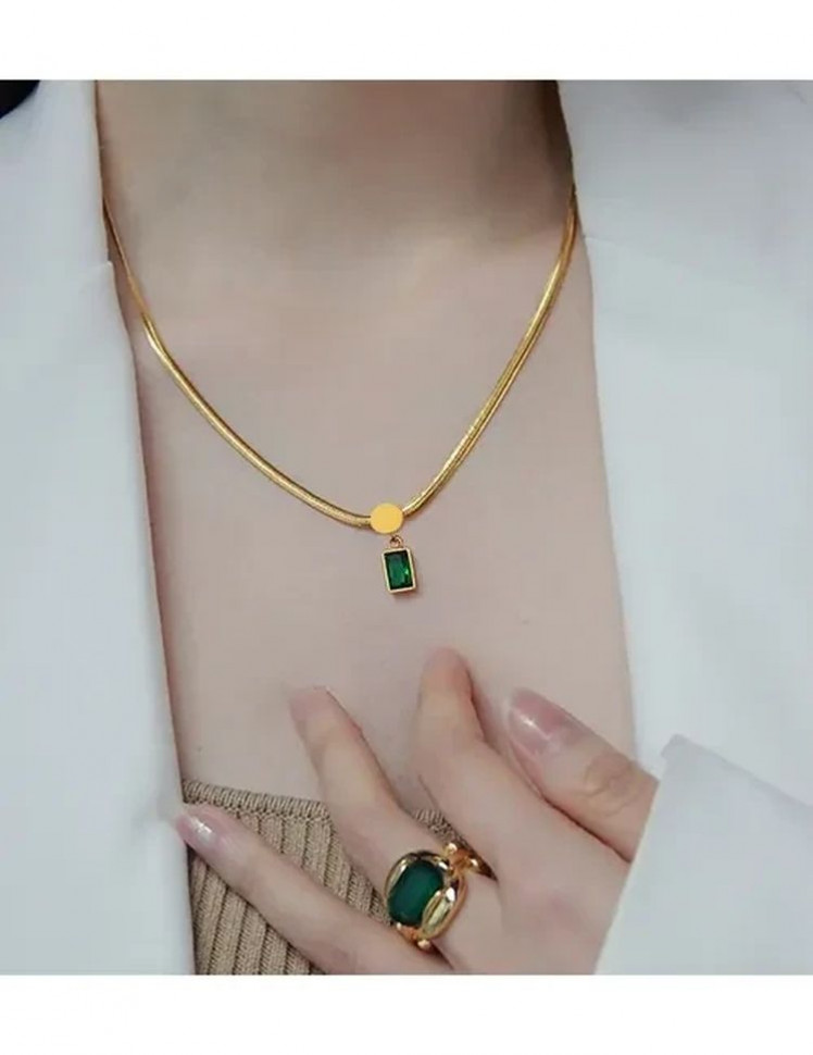 Широкая плоская цепочка с прямоугольным кулоном и зеленым кристаллом J10117CJJ