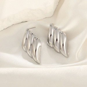 Серебристые рельефные серьги-пусеты Крылья CJH27355