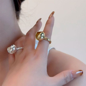 Массивное разомкнутое кольцо с крупным декоративным шаром CJL47484 Массивное разомкнутое кольцо с крупным декоративным шаром CJL47484