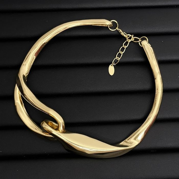 Широкий металлический чокер с узлом в центре CJM35253