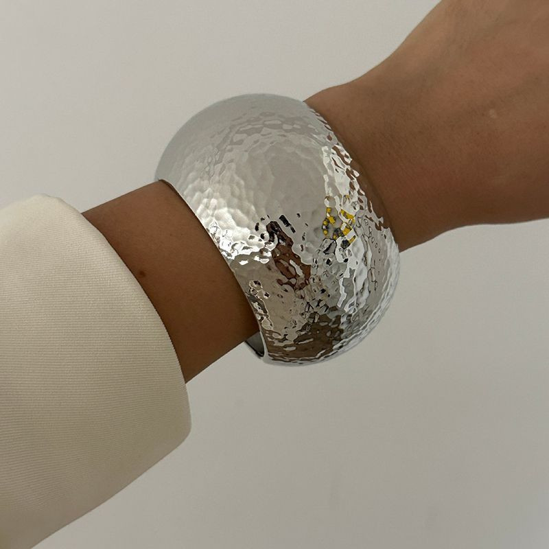 Браслет жесткий широкий с зеркальным блеском CJT25606