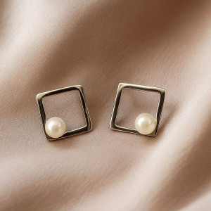 Геометричные серьги-пусеты жемчуг в ромбе 1J12281CJJ