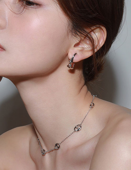 Серебристое Колье с декоративными кольцами L80481