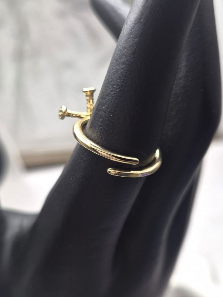 Разомкнутое кольцо в форме изогнутого гвоздя с кристаллами J11145CJJ Разомкнутое кольцо в форме изогнутого гвоздя с кристаллами J11145CJJ