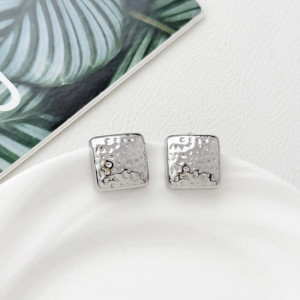 Серьги-пусеты Квадраты с чеканкой CJR55824 Серьги-пусеты Квадраты с чеканкой CJR55824