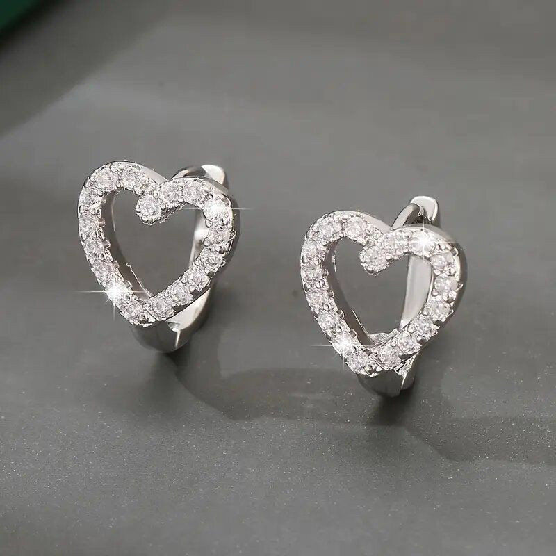 Серебристые серьги с ажурным сердцем из циркона CJX77280