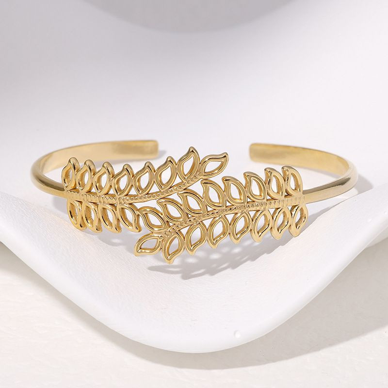 Браслет жесткий с объемным растительным декором CJN40431